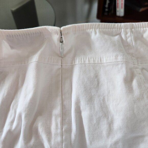 New York & Company White A-Line Knee-Length Skirt. Size 6 - Picture 4 of 4
